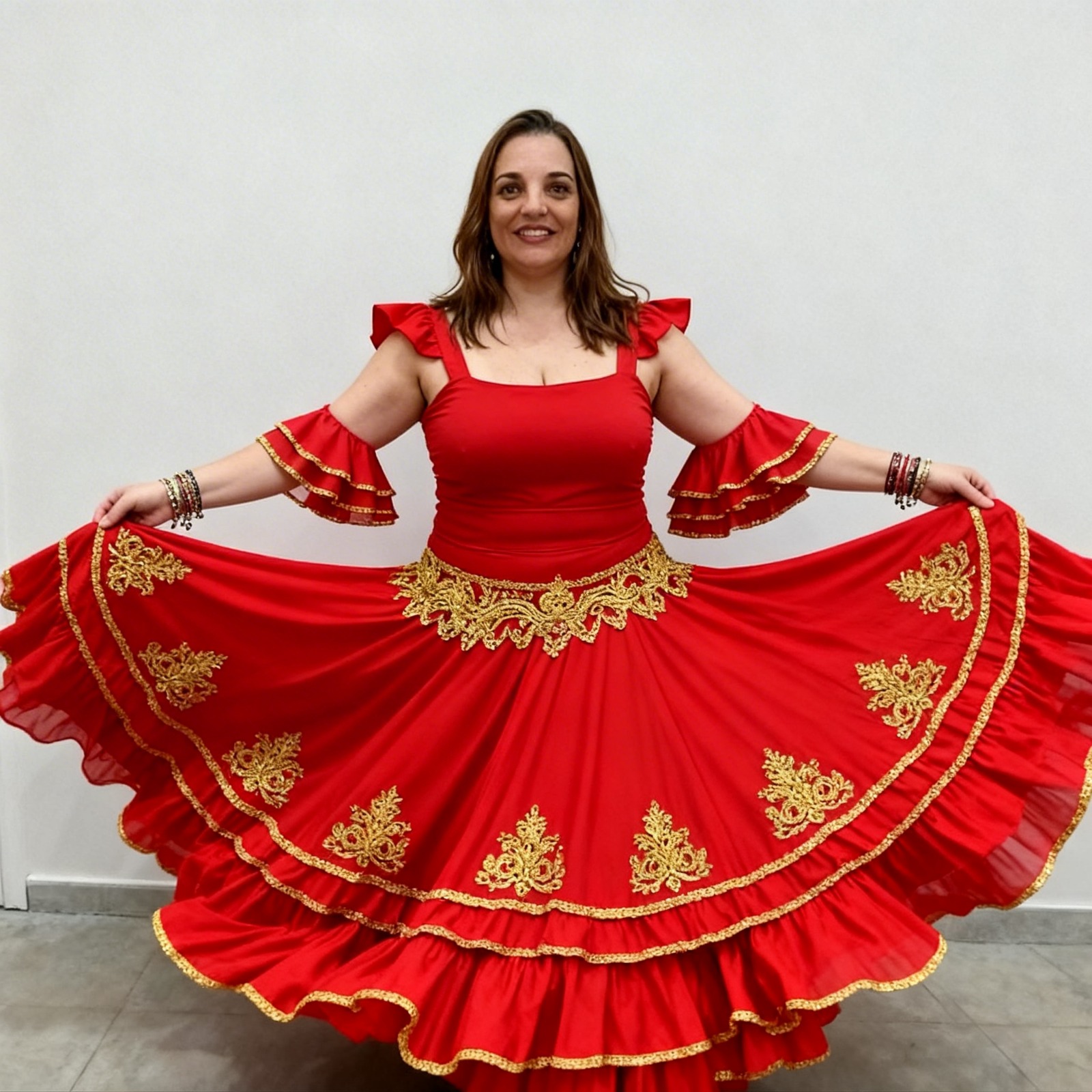 Karina Stoco abrindo a saia vermelha de dança cigana